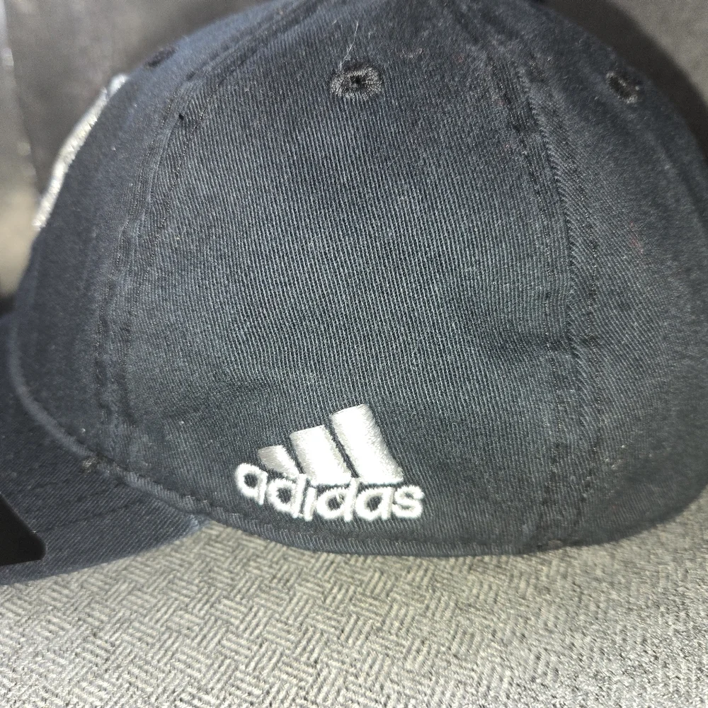 Los Angeles Kings NHL Adidas Team Logo Black Fitted Slouch Cap Hat New - Picture 3 of 7